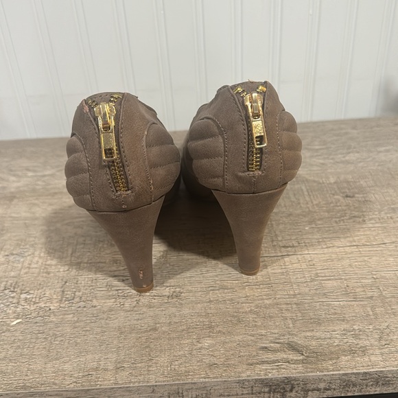 Heels - Picture 3 of 4